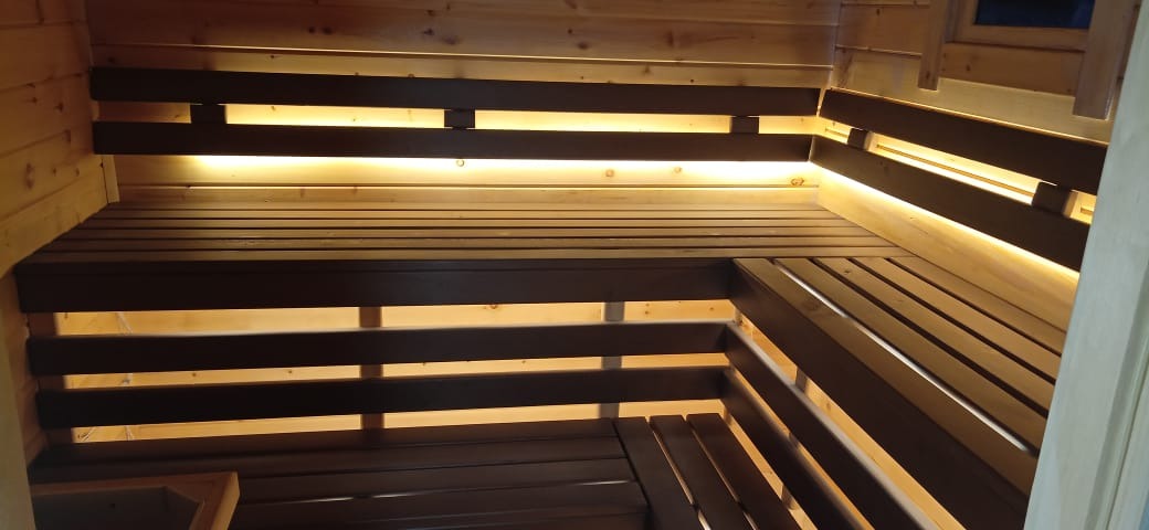 Баня из минибруса 4*4м. — вход и козырек